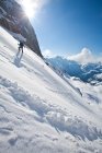 Maschio scialpinista bootpacking ripido pendio a Icefall Lodge, Golden, British Columbia, Canada — Foto stock