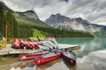 Barche e kayak sulla banchina del Lago di Smeraldo, Yoho National Park, British Columbia, Canada — Foto stock