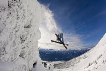Sciatore maschio che salta dalla scogliera al Revelstoke Mountain Resort, Revelstoke Backcountry, Canada — Foto stock