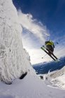 Sciatore maschio che salta dalla scogliera a Revelstoke Mountain Resort, Revelstoke Backcountry, Canada — Foto stock