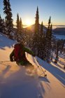 Людина, що лижного спорту в беккантрі Sol гори на заході сонця, беккантрі Monashee, Revelstoke, Канада — стокове фото