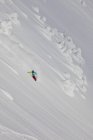 Hombre backcountry snowboarder montar en Revelstoke Mountain Backcountry, Canadá - foto de stock