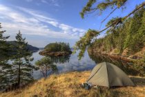 Tente au camp sur l'île Penn dans le chenal Sutil, Colombie-Britannique, Canada . — Photo de stock