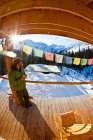 Mann genießt Morgenkaffee in der Backcountry-Skihütte der Icefall Lodge, Golden, British Columbia, Kanada — Stockfoto