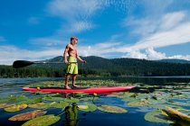 Stand Up Paddler auf dem Wasser des Heffley Lake, thompson okanagan, britisch columbia, canada — Stockfoto
