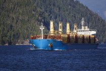 Navire-citerne transportant des grumes brutes exportées de la Colombie-Britannique, Canada . — Photo de stock