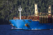 Navire-citerne transportant des grumes brutes exportées de la Colombie-Britannique, Canada . — Photo de stock