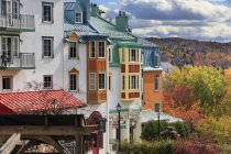Häuser von mont zittern Dorf im Herbst, laurentians, quebec, canada — Stockfoto