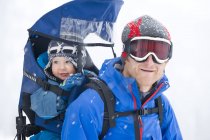 Uomo con figlio bambino godendo passeggiata nella neve, Montagne Monashee, Columbia Britannica, Canada — Foto stock