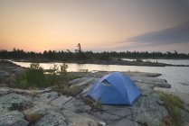 Tenda blu campeggio sulla costa rocciosa a Georgian Bay vicino Britt, Ontario, Canada — Foto stock