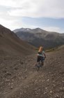 Mountain biker touring in Big Creek, South Chilcotin Mountains, Columbia Británica, Canadá - foto de stock