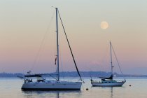 Full moon above sailboats in Mill Bay, Vancouver Island, British Columbia, Canada — Stock Photo