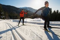 Skilangläufer Schlittschuhlaufen auf Schloss, verlorene Seewege, Pfeifer, britische Kolumbia, Kanada — Stockfoto