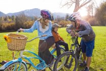 Genitori in bicicletta con ragazzo lungo il sentiero vicino al Meadow Park Recreation Centre nella Columbia Britannica, Canada — Foto stock