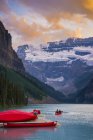 Canoes and canoeing people at Lake Louise, Banff National Park, Alberta, Canada — Stock Photo