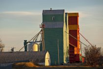 Escena rural con elevadores de granos en Nanton, Alberta, Canadá . - foto de stock