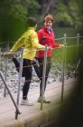 Corridori donne che si allungano sul lungomare presso Sasamat Lake, Belcarra Regional Park, Port Moody, British Columbia, Canada — Foto stock