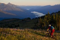 Sentiero maschile di mountain bike a Revelstoke, Columbia Britannica, Canada — Foto stock