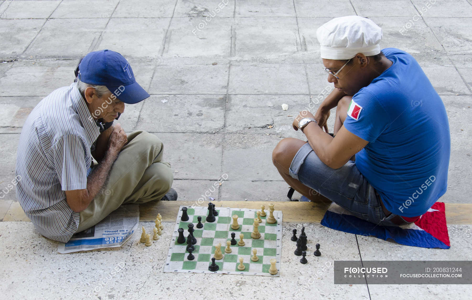 Locals playing chess hi-res stock photography and images - Alamy