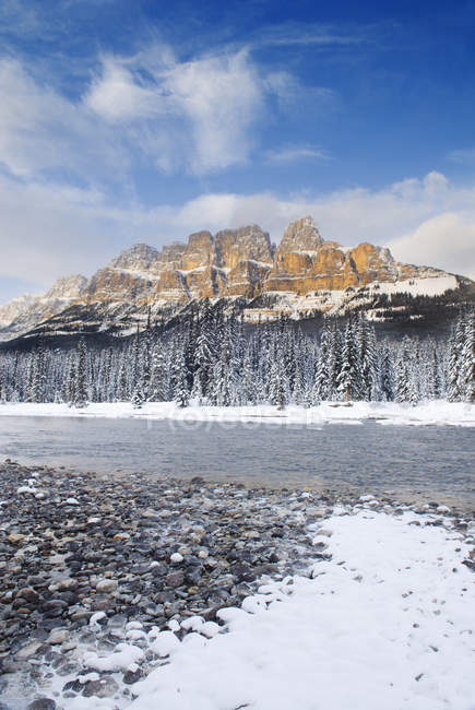Castle Mountain et la rivière Bow en hiver dans le parc national Banff, Alberta, Canada — Photo de stock