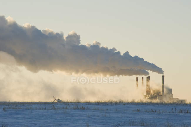 Границя греблі вугілля звільнили електростанція в місті Estevan, Саскачеван, Канада — стокове фото
