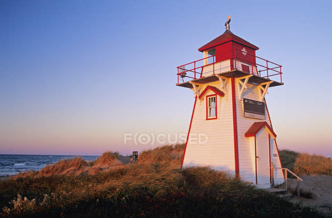 Cove Head Lighthouse no parque nacional da Ilha do Príncipe Eduardo, Canadá — Fotografia de Stock