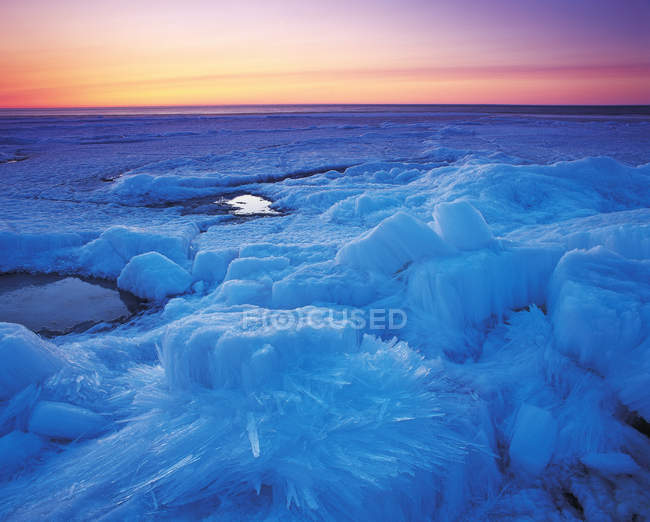 Rompiendo hielo a lo largo del lago Winnipeg cerca de Victoria Beach, Manitoba, Canadá - foto de stock