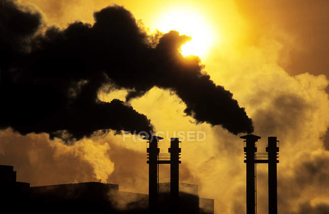 Tubi fumanti negli impianti industriali al tramonto, Vancouver, Columbia Britannica, Canada . — Foto stock