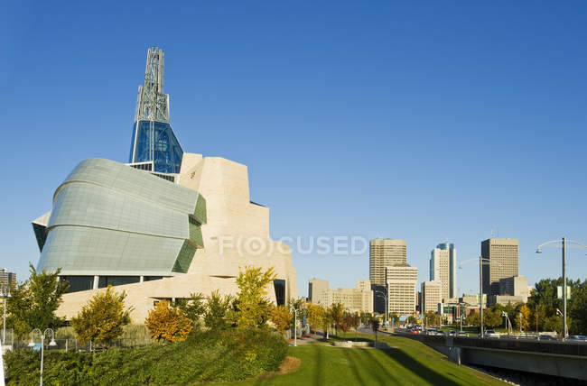 Winnipeg skyline que muestra el Museo Canadiense de Derechos Humanos, Manitoba, Canadá - foto de stock