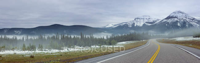 Autostrada attraverso la valle del gomito, Kananaskis Country, Alberta, Canada — Foto stock