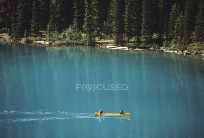 Canoisti sul lago Moraine, Parco nazionale di Banff, Alberta, Canada — Foto stock