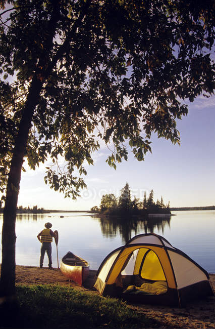 Veduta posteriore del canoista maschile a Otter Falls, Whiteshell Provincial Park, Manitoba, Canada . — Foto stock