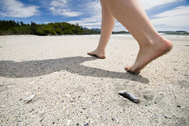 Female feet on beach at Vargas Island in Clayoquot Sound near Tofino, British Columbia, Canada. — Stock Photo