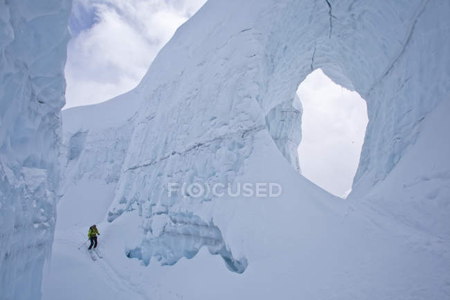 Femme qui skie dans l'arrière-pays à travers la glace des glaciers, Icefall Lodge, Golden, Colombie-Britannique, Canada — Photo de stock
