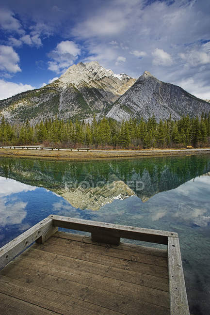 Estanques Mount Lorette con muelle de madera en Kananaskis Country en Alberta, Canadá . - foto de stock