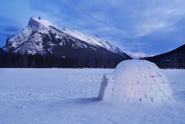 Igloo by Mount Rundle on frozen Vermilion Lake, Banff National Park, Alberta, Canada — Stock Photo