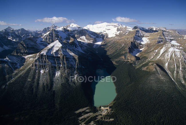 Vista aérea del lago Louise en las montañas del Parque Nacional Banff, Alberta, Canadá . - foto de stock