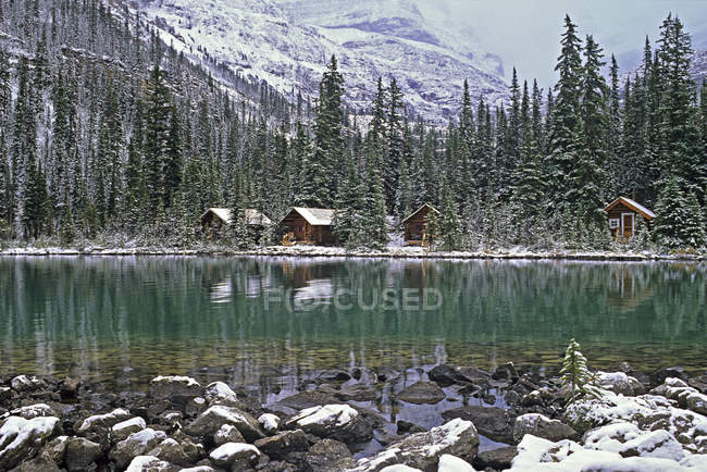 Cabine Lake Ohara nel paesaggio invernale del Parco Nazionale Yoho, Columbia Britannica, Canada
. — Foto stock