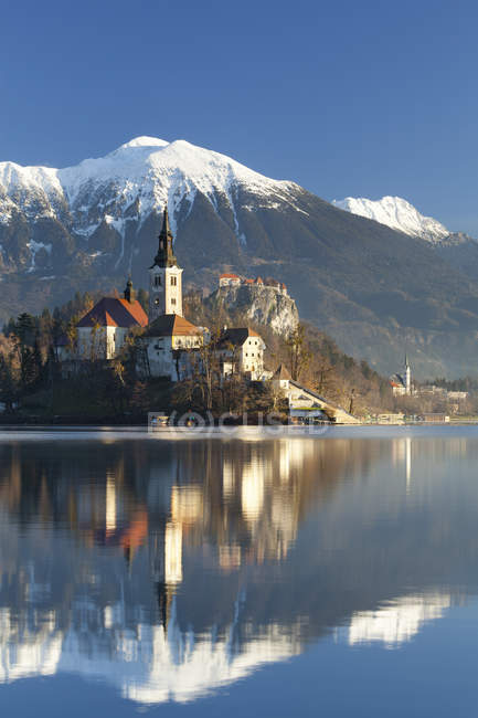 Assumption of Mary Pilgrimage Church on Lake Bled and Bled Castle, Bled, Slovenia — Stock Photo
