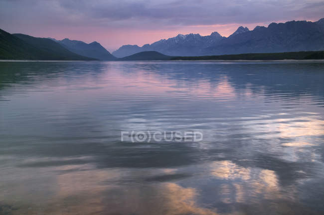 Tramonto sul Lago Kananaskis Inferiore, Peter Lougheed Provincial Park, Kananaskis Country, Alberta, Canada — Foto stock