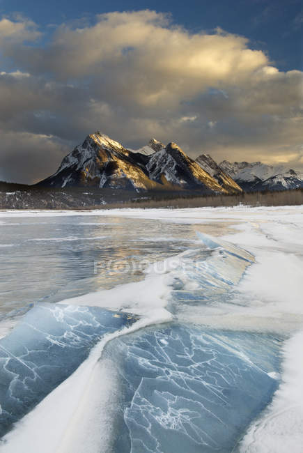 Frozen Abraham Lake in inverno con Mount Ex Coelis, Bighorn Wildland, Alberta, Canada — Foto stock