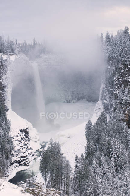 Helmcken водоспад після в зимовий буря, захід від Кліруотер, Уеллс сірий парк, Британська Колумбія, Канада. — стокове фото
