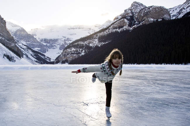 Elementary age girl ice skating at Lake Louise, Banff National Park, Alberta, Canadá . — Fotografia de Stock