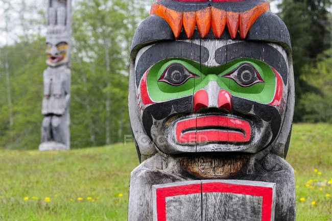 Pólos de totem memoriais em Namgis Burial Grounds, Cormorant Island, British Columbia, Canadá . — Fotografia de Stock