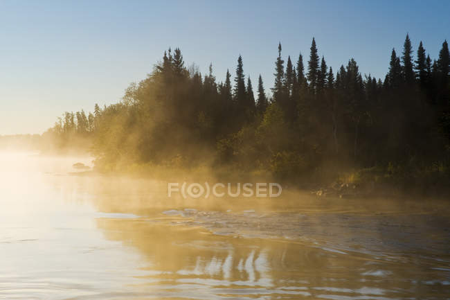 Brouillard au-dessus de la rivière Clearwater, parc provincial Clearwater River, nord de la Saskatchewan, Canada — Photo de stock