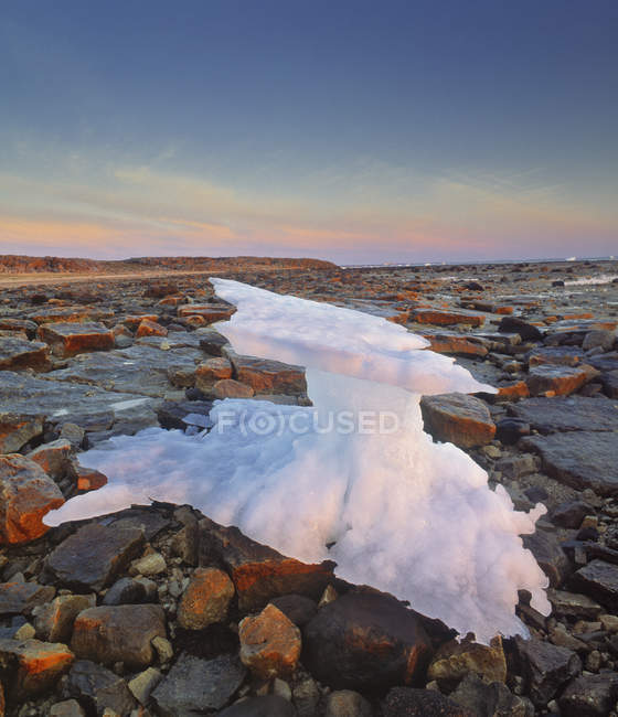 Iceberg sur le rivage de la baie d'Hudson, Churchill, Manitoba, Canada — Photo de stock