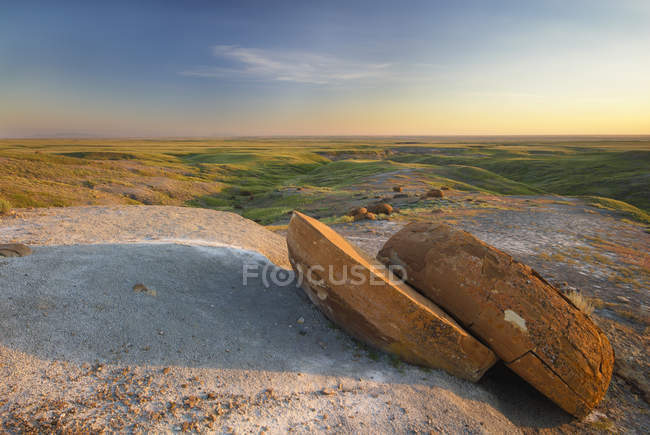 Конкреция песчаника в природной зоне Red Rock Coulee, Альберта, Канада — стоковое фото
