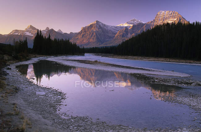 Montanhas rochosas canadenses refletindo no rio Athanbasca no Parque Nacional Jasper, Alberta, Canadá . — Fotografia de Stock