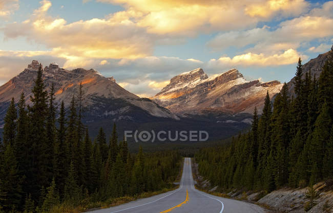 Puesta de sol a lo largo de la carretera de Icefields Parkway, Parque Nacional Banff, Alberta - foto de stock