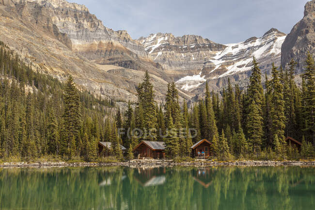 A couple relax on their cabin porch at Lake O'Hara, Yoho, National Park, British Columbia, Canada. No Model Release — Stock Photo